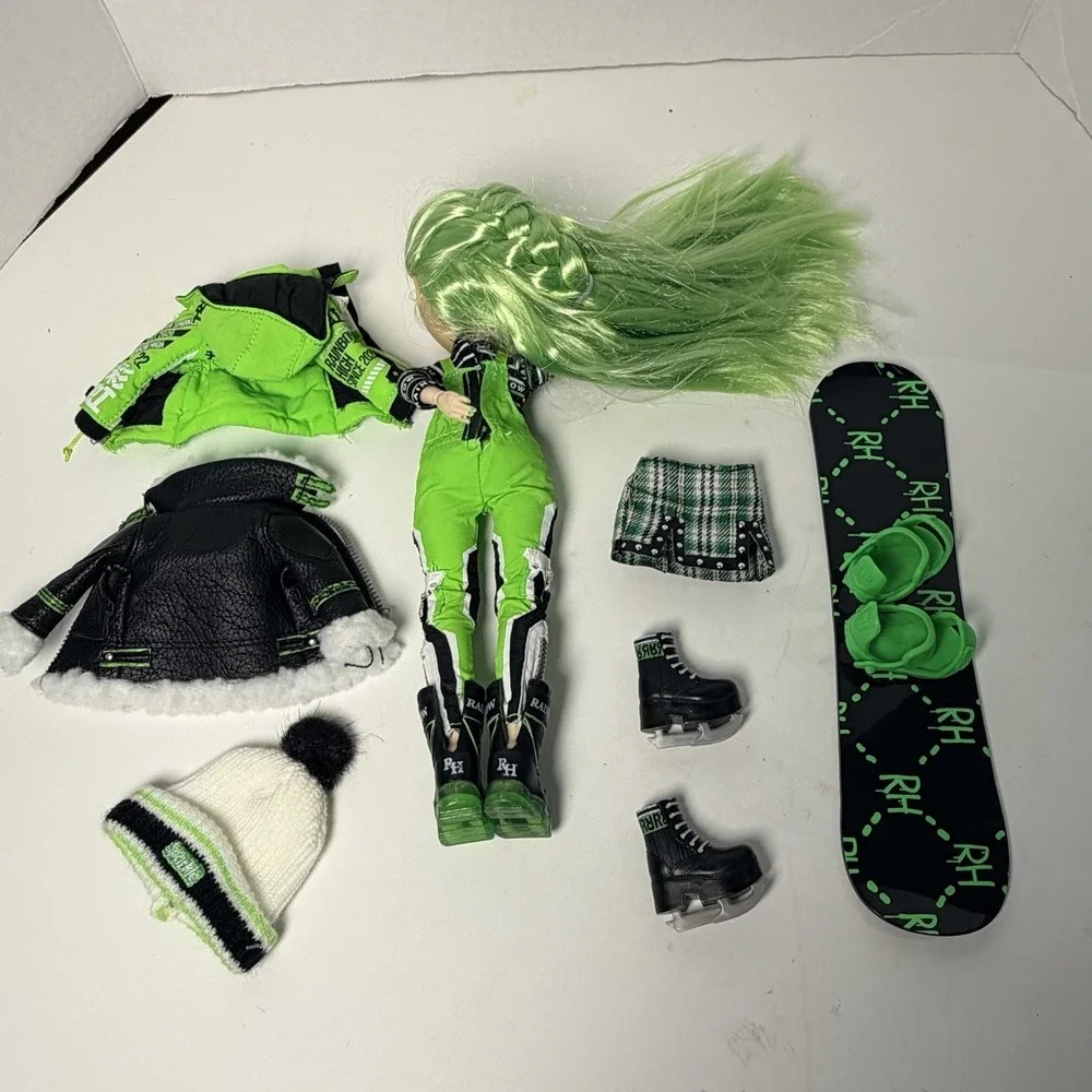 Rainbow High Winter Break Jade Hunter Green Winter Break Fashion Doll & Playset‎